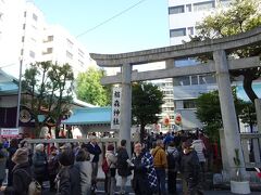 （２）恵比須神　＜椙森神社＞（１１：３１）

期待に反して凄い行列。
せっかく逆回りで来たのに、参拝までどのくらいかかるのか。
椙森神社は「江戸三森」として信仰される、創建が約1千年前という古い神社。 
