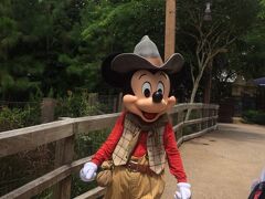 ディズニーキャラが普通にウロついてて、噂通りすっごく空いてるので、写真取り放題です。