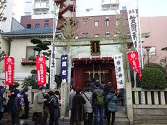 （３）寿老神　＜笠間稲荷神社＞(12:03)

ここも小さな神社だが、お参りの行列は長かった。
笠間稲荷神社は、茨城県笠間市にある笠間稲荷神社の東京別社。

