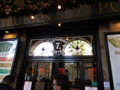 Lunch食べるために「7 Portes」へ。1836年創業で、ピカソやダリも訪れたバルセロナを代表する有名店。
予約なしで行ったら、いっぱいと言われたけど、さっさと食べてすぐに出るからと言ったら入れてくれた。