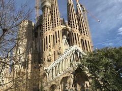 taxiでSagrada Famíliaへ。
ドーンとした感じ。