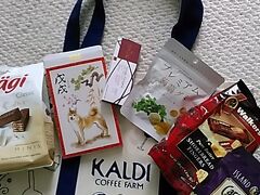 一番のお目当ては、KALDIの食品福袋。
去年は、間に合わなかったので、今年は早く着いたのだが
無理かも？と思って行ってみた。
120個分の、ギリギリ97番目に整理券をゲット。
写真は、一部。これに、パスタ、チアシード、紅茶、メープルシロップなど、まだまだ入って3,500円。噂通り、すごくお得です。