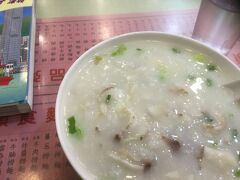 まずは中環にある麺粥店で朝食。