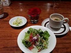 　今日の気分はステーキ！銀座インズＢ１の「素敵庵」へ。
　テーブル上のグラスにに、いつも低い赤いバラが生けてあります。
オーダーするとすぐ、これだけ運ばれてきます。
漬物、サラダ、ポタージュスープ。
