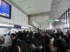 旅行１日目（2017年12月27日・水）

旅のスタートは伊丹空港です。
さすがは年末、空港ロビーは人がいっぱい...
特に、国際線乗り継ぎのチェックインカウンターが混んでいました。