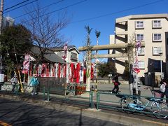 ここからは大きな通りを産業道路方面に向かって歩きます。天祖神社境内にある四カ所目『高山稲荷神社』到着。ここは(学業成就)のご利益ですか、神社と言っても日頃は神主もいない地元の祠程度の氏神様です。