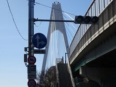 産業道路に交差しました、ここから大師橋が見えます。
時間のある方は大師橋まで行くと多摩川の景観が満喫できそうです。
