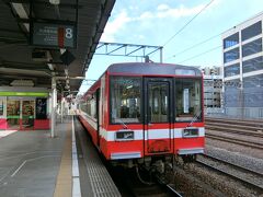 水戸駅に戻り、鹿島臨海鉄道に乗る。私鉄だけど、JR水戸駅のホームから出発。2両編成の赤くて可愛い車両。