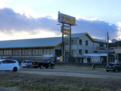 ビーチに面したところに日帰り温泉「潮騒の湯」。今日はまだお正月の休日期間で大人1,080円。シャンプー等は備え付けがあるけどタオルは別。更衣室がちょっと狭いけど、お風呂は露天もあって気持ちよかった。海辺の温泉らしくしょっぱいお湯。