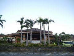 17:00
１日目のお宿「フサキリゾートヴィレッジ」に到着。
向かいの駐車場に駐車して、入口までゴロゴロ行きます。