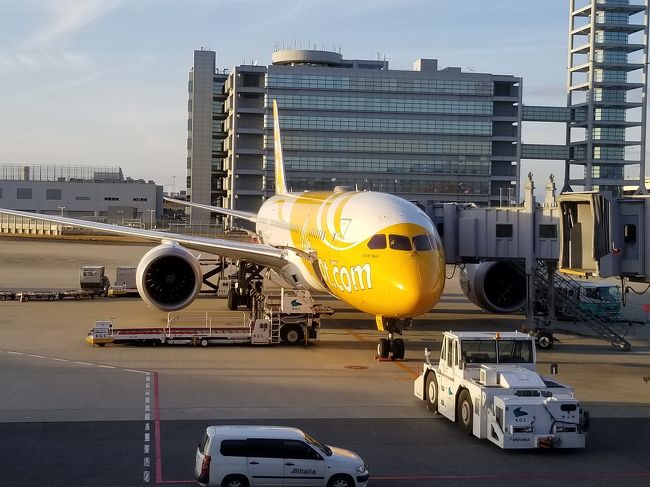恒例のお正月旅。<br /><br />今回はいつものバンコクです！<br />前回、突然のキャンセルで行けなかったので、久しぶりのバンコクです。１年半くらいぶりかな？<br /><br />これまたいつもの「カードメンバーズラウンジ金剛」でお茶を飲んでから搭乗ゲートへ。<br /><br />初めての「スクート」利用ですが、遅れることなく搭乗開始。<br />そう言えば「ビズクラス」なので、チェックインカウンターでも搭乗ゲートでも並ぶ必要がなくて、ストレスフリーでした。<br />