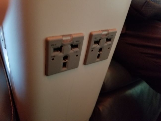 シートに電源が付いてます。<br /><br />これがあるので、スマホに取り込んでおいた映画を安心して観ることが出来ました。