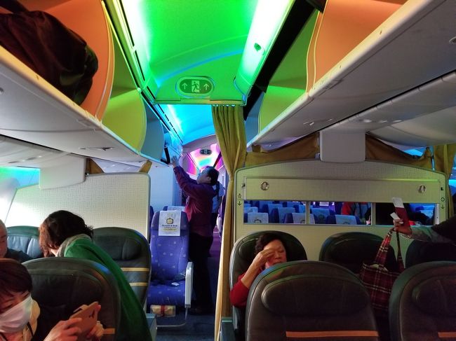 スクートビズの座席配列は 2 3 2 となってます。<br /><br />その後ろにクワイエットシートがあります。<br />これって、意味があるのかビミョーでした。<br />クワイエットシートは小さな子供は利用出来ないのですが、ビズは利用可能。<br />今回の関空から高雄便に幼稚園児くらいの子供が乗っていて、終始ウォーウォーとか言っていたので、あまり追加料金を払った意味が無かったのではないかと思います。<br />シートも 3 3 3 だったし。エコノミーと何も変わらないような？<br />