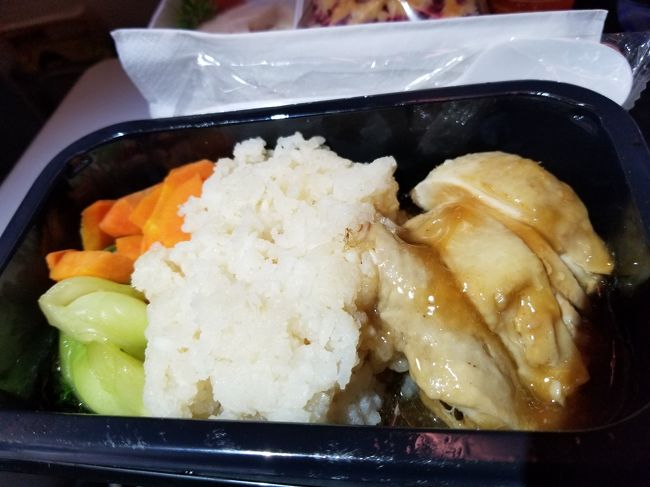 機内食の中ではプレミアムなチキンライスですが、ご飯の炊き方がイマイチでした。<br />お米を砕いてから炊いたような感じ。<br />期待していたのでちょっと残念。<br />でも、高雄からシンガポールでも機内食が出るので、さらっと味見程度に食べました。