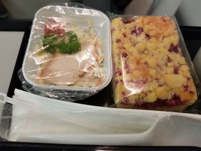 またこのサラダです。<br />これも美味しいけど、上のチキンはお腹いっぱいなので残しました。