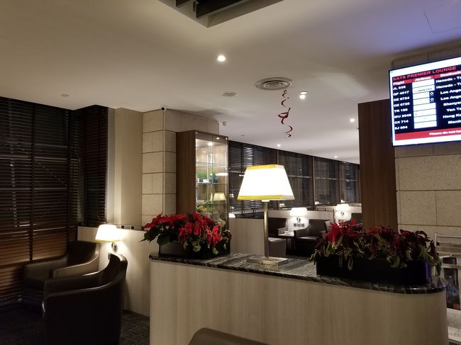 時間がかなりあるので、利用したことの無い別のターミナルのラウンジまで行っても良かったのですが、体力温存の為、一番近いラウンジへ。<br /><br />【SATSプレミアラウンジ】です。