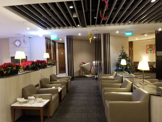 ラウンジはガラガラ。