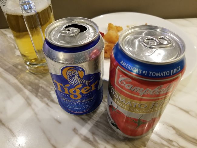 まずはタイガービールとトマトジュース。<br /><br />飛行機に乗ると飲みたくなるトマトジュース。