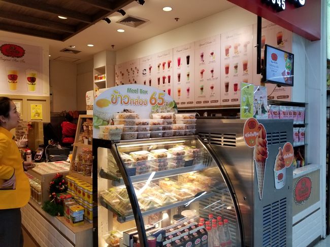 国際線は第1ターミナル、国内線は第2ターミナル利用ですが、パブリックエリアの第1ターミナルと第2ターミナルの間の通路の3Fにあります。<br /><br />この周辺にちょっとしたファーストフードのお店などがあるので、利用価値ありな場所です。