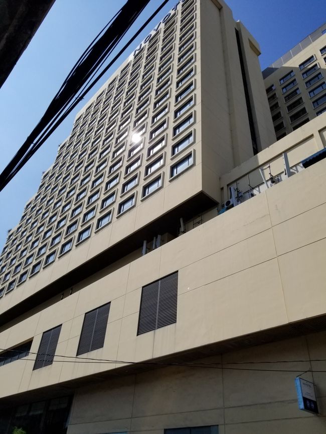 【ノボテル バンコク オン サイアムスクエア】です。<br /><br />BTS(スカイトレイン)の「サイアム駅」の目の前に建ってます。<br />「サイアム駅」はBTSの乗り換え駅なので、とっても便利です。<br />バンコクが初めての方は、「サイアム」「アソーク」「サラデーン」「プロンポン」の各駅の周辺のホテルがオススメです。