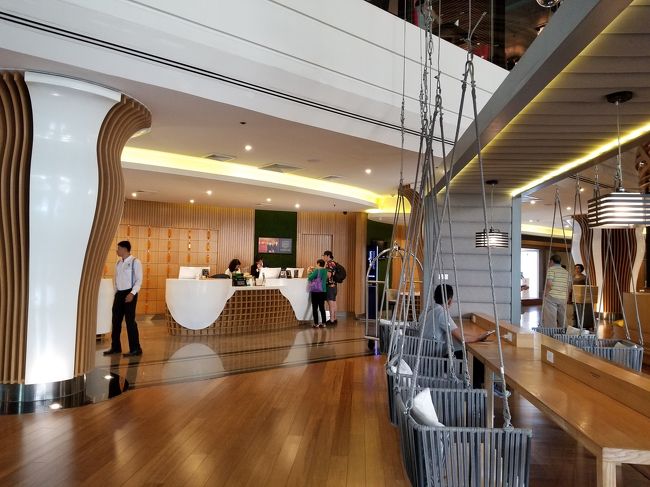 ホテル入って左側にフロント。<br /><br />フロントの前にカフェのブランコがあります。<br />座ってみましたが、切れないかヒヤヒヤ。