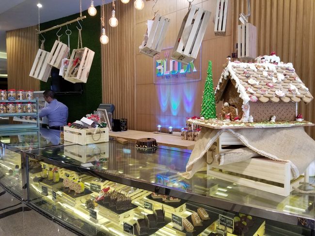 ロビーの奥にも心惹かれる場所が。<br /><br />ケーキなどを売ってます。