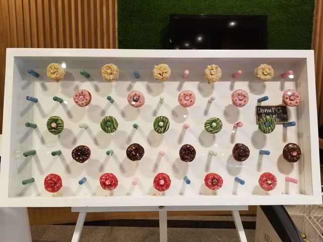 このドーナツは実際に販売しているものです。<br /><br />時間が経つと、残り少なくなっていってました。