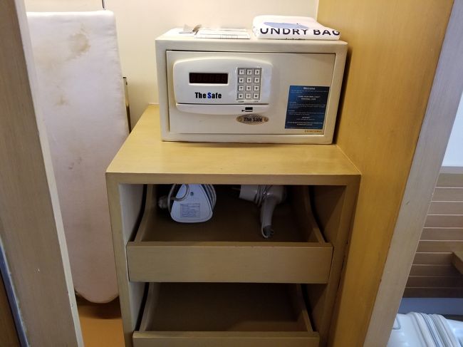 セキュリティーボックス、ドライヤー、アイロンです。