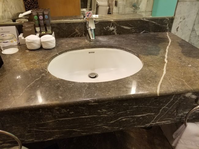 シンク周りはちょっと古いかな。<br />でも、綺麗です。