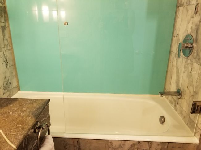 シャワーは固定式。<br /><br />水圧も低く、ちょっと使いにくかったです。