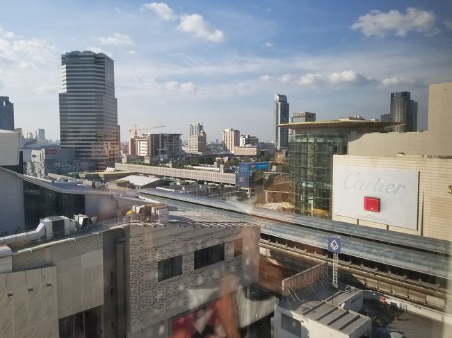 お部屋からの景色。<br /><br />BTSの線路が見えてます。<br /><br />右側の白っぽい建物はサイアムパラゴン。