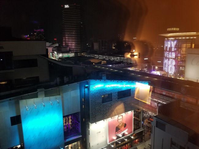 パラゴンの電光掲示板も良く見えます。<br /><br />意外と夜は静かな感じになります。<br /><br /><br />バンコク旅行記 ② は、ホテル到着後チェックイン前のお出掛け情報からになります。