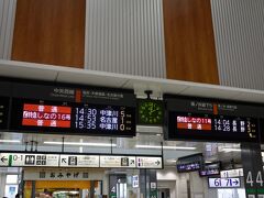 長野から1時間20分ほどで、松本駅に到着
乗車していた列車は茅野まで向かいますが、次の乗り継ぎの都合上
ここ松本で下車します。