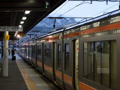 2時間以上の乗車の流石にお尻も痛くなる頃、夕闇の中に中津川駅に到着しました。