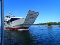 約1時間でペリリュー島に到着！
ちょうどコロール州とペリリュー州を結ぶ定期船が島を出たところでした。