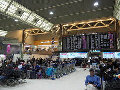 12/29金曜。ハノイへは18:30発の便。
私も相方さんも、前日の木曜までは通常勤務。
この日 朝から荷物をバックパックに詰め、成田空港へ。

17時前に到着すると、すごい人で保安検査の入り口には長い列が。
これまでも年末に何度か第2ターミナルから出国してるけど、これほど人が多いのは初めて見ました。