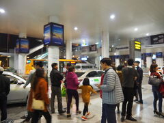 ドライバーにちょっと待っててと伝えて両替に向うと、2つあるカウンターのうち1つが開いてたので、お金を勘定していた忙しそうなお姉さんに両替できるか聞いたら、「ハァ!??」みたいな顔をされた。

もう夜遅いし、店閉めたいよね…わ、わかるぅぅ…( ˘ω˘; ) …