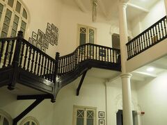 深夜0時。空港から1時間ほどでホテルに到着。
次の日は田舎の高床式住居に宿泊ということもあり、笑
ハノイにいる間でも綺麗なホテルに泊まりたくて、フランス統治下時代に作られたというクラシカルなホテルを選びました。