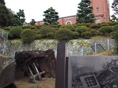 浦上天主堂。
手前は被爆して壊れた旧鐘楼の一部。