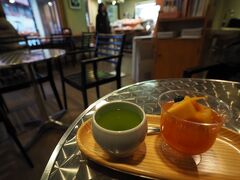 浦上天主堂の下にある「フルーツ イワナガ」に吸い寄せられました (笑)
天気も悪くて寒いけど、なんだか美味しそうで、ここで食べないと後悔しそう、というdebuセンサーが反応しまして ^^;

相方は、柿寒天。
上に乗ってる本物の柿よりも柿の味が濃厚な寒天、美味しい！
熱い緑茶を出してくれるのも嬉しいです。