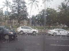 雨じゃなかったらイオラニパレスも降りたかった