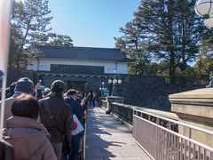 皇居正門から参入します。
一般人は一般参賀の時だけ
この門をくぐる事が出来ます。
