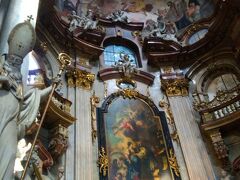 プラハ城を出て、坂を下るとまた大きな教会に出会います。

ほんとうにキレイな教会だらけです
