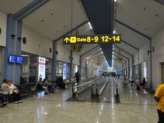 現地時間夜中の12時過ぎ（日本との時差ー3時間半）バンダラナイケ 国際空港に到着。