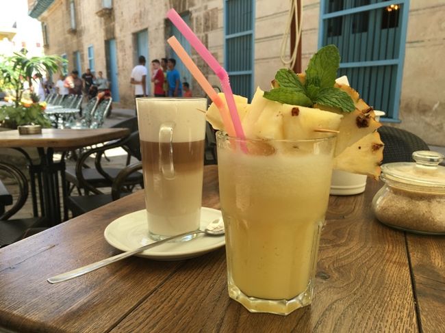 ホテル前の普通の黄色いタクシーと交渉。10→8へ。<br />ビエハ広場は駐車禁止だからと（昨日のココタクシーは停めてくれたけど）、<br />カテドラル広場の近くで降ろされる。<br /><br />ちょっと歩いて、「PAPA　ERNEST」で朝ごはん。<br />この時期に、マンゴーは収穫されないようで、フレッシュパイナップルジュース。おいしい♪