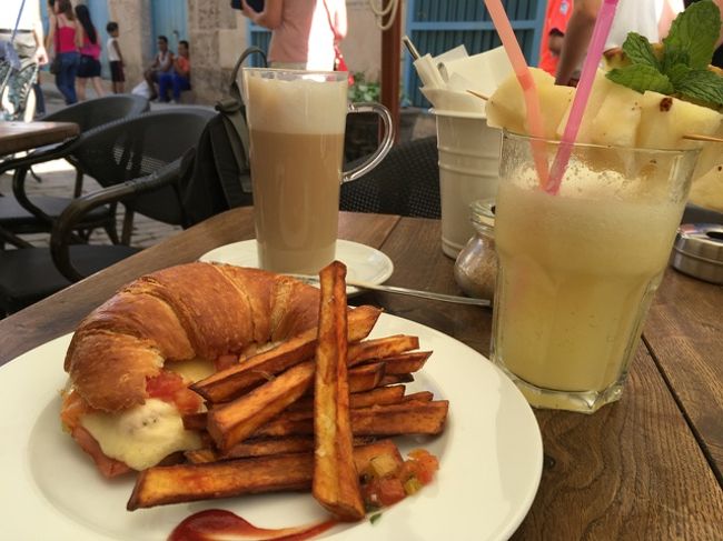 それと、シェアするハムチーズクロワッサン。<br />さつまいもっぽいフライドポテト付き。<br />夫はカフェオレ。<br /><br />日本でもなかなか出合えないレベルの高さ。<br />これが、キューバで出合えるとは!!!