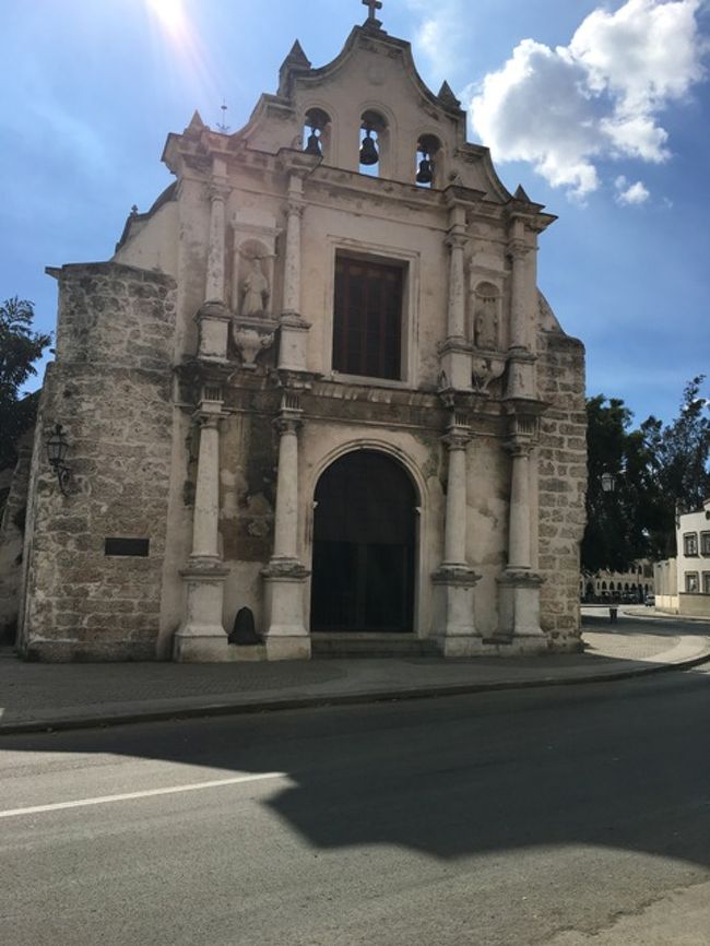 モネダナショナルが使える店が連なるSan Ignacio通りを南下して、<br />写真のパウラ教会到着。特に中も見ず。<br />サンホセ民芸品市場に寄るも、何も買わず。（ここ、広いです）<br /><br />そのまま海岸沿いを歩いて、ビエハ広場近くのフェリー乗り場へ。<br />警備員による荷物チェックあり。<br />警備員に、キリスト像を見に行くんだろ？みたいなジェスチャーをされる。<br />そして、左側の乗り場だよ、みたいなこともジェスチャーで教えてくれる。<br />モネダを使おうと思ったんだけど、1人1CUCだよと、<br />売り場の人に、コインを見せられて教えてもらう。