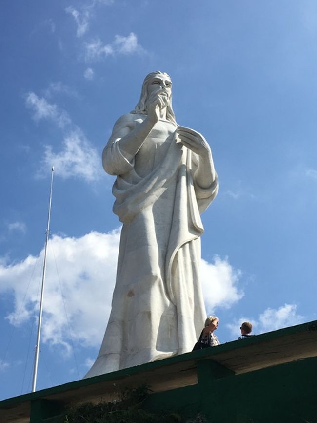 10分ほどで、対岸のカサブランカへ。<br />船着き場から少し歩くと、公園あり。<br />道沿いにさらに10分ほど歩くと、キリスト像と展望のよい公園に到着。<br />ここは、クラシックカーの２時間コースプランに含まれているので、<br />結構クラシックカーが停まっています。<br /><br />ここに来る人は、団体さんが多いようで、ザーッと人が来ては写真を撮り、<br />サーっと波が引くようにいなくなっていました。<br />