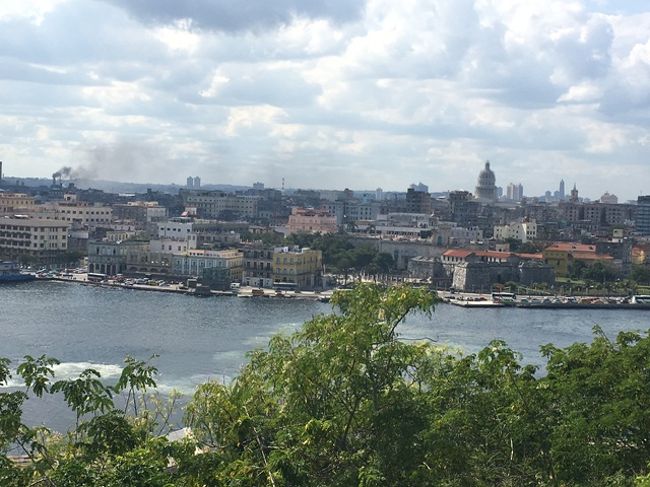 ちょっとこの日は暑く、日陰で休みながらタクシーを待つ。<br />ちょうど客を探していそうなタクシー現る。<br />旅メモを見せながら、「ハウマッチトゥーAjiaco　Cafe？」<br />「15」<br />「えー高い。」<br />「アヒアコイズグッド」<br />「じゃ、10で」（→ジェスチャーで）<br />「無理だなー。」（→表情で）「アヒアコイズグッド」<br />じゃ、カバーニャ要塞でタクシーを拾うか、と歩き出すと、<br />「待って待って、12で!!!」<br />「OK。」と交渉成立。<br /><br />写真は、カサブランカ公園から旧市街を眺めて。