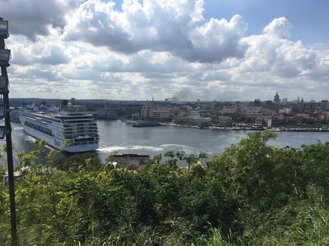 ちなみに、歩き方によると、キューバの人の平均月収は2,000円とのこと。<br />もちろん、外国人から得た利益のほとんどが、<br />国に納まっているん…ですよね…？<br /><br />写真は、カサブランカ公園から旧市街を眺めて。